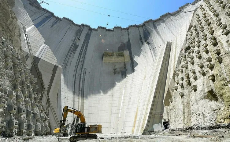 Türkiye’nin en yüksek barajının yapımında son 55 metre!