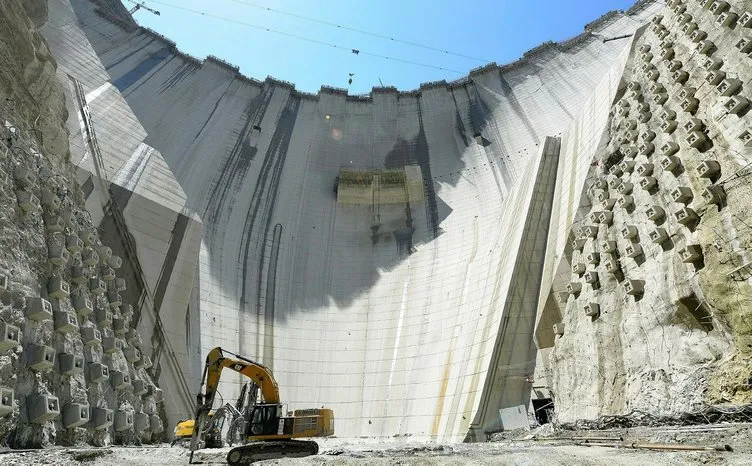 Türkiye'nin en yüksek barajının yapımında son 55 metre!