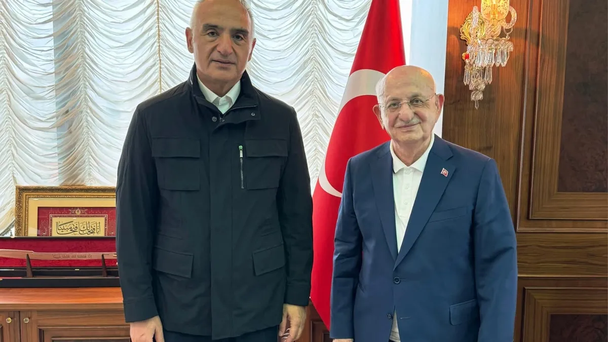 Bakan Ersoy’dan İsmail Kahraman’a anlamlı ziyaret: Kültür, tarih ve medeniyet üzerine dikkat çeken buluşma Bakan Ersoy’dan İsmail Kahraman’a anlamlı ziyaret: Kültür, tarih ve medeniyet üzerine dikkat çeken buluşma