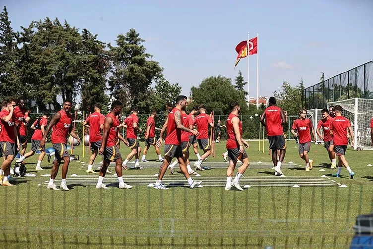 Son dakika Galatasaray transfer haberi: Galatasaray taraftarını heyecanlandıran gelişme! Menajeri NEF stadyumuna geldi...