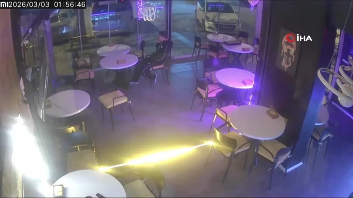 Kayseri’de kafeye giren hırsız yemek yedi ve televizyon izledi | Video videosunu izle Kayseri’de kafeye giren hırsız yemek yedi ve televizyon izledi | Video videosunu izle