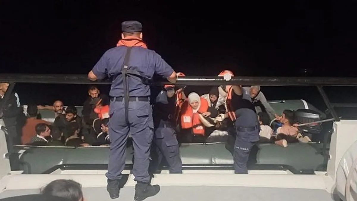 İzmir açıklarında 32 düzensiz göçmen yakalandı