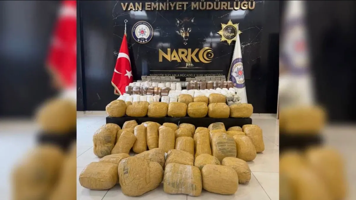 Van’da uyuşturucu madde ticaretine yönelik operasyon: 240 kilo uyuşturucu… Van’da uyuşturucu madde ticaretine yönelik operasyon: 240 kilo uyuşturucu…