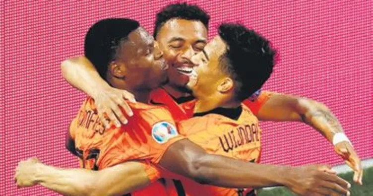 Hollanda, güle oynaya 2.turda