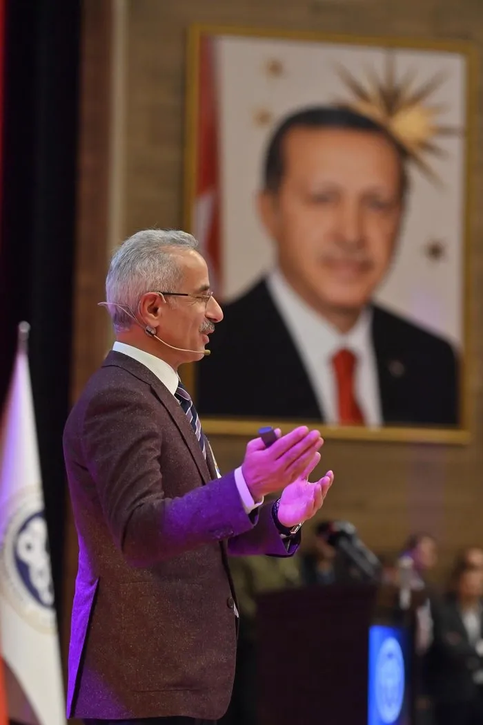 ogrencilere-ucretsiz-10-gb-internet-ne-zaman-verilecek-bakan-uraloglu-tarih-vererek-acikladi-1698163293920.jpg