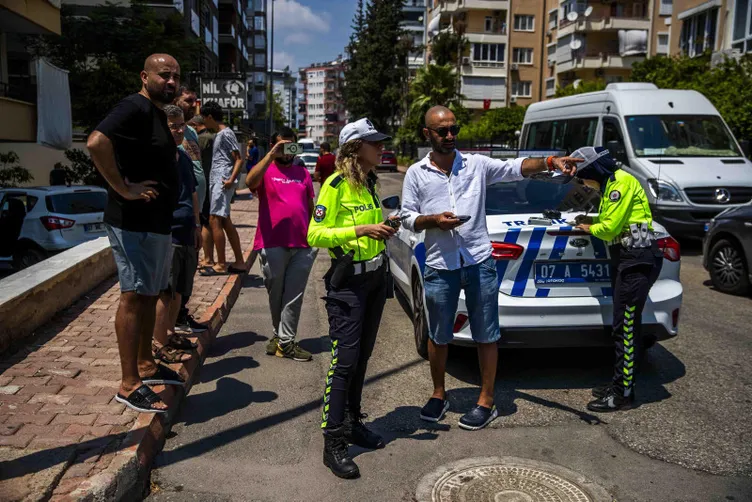 Antalya faciadan dönüldü! Araba apartman bahçesine uçtu: 2 yaralı!