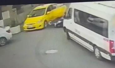 Taksinin yolcu kapısına çarpan genç motosikletli minibüsün altında kaldı