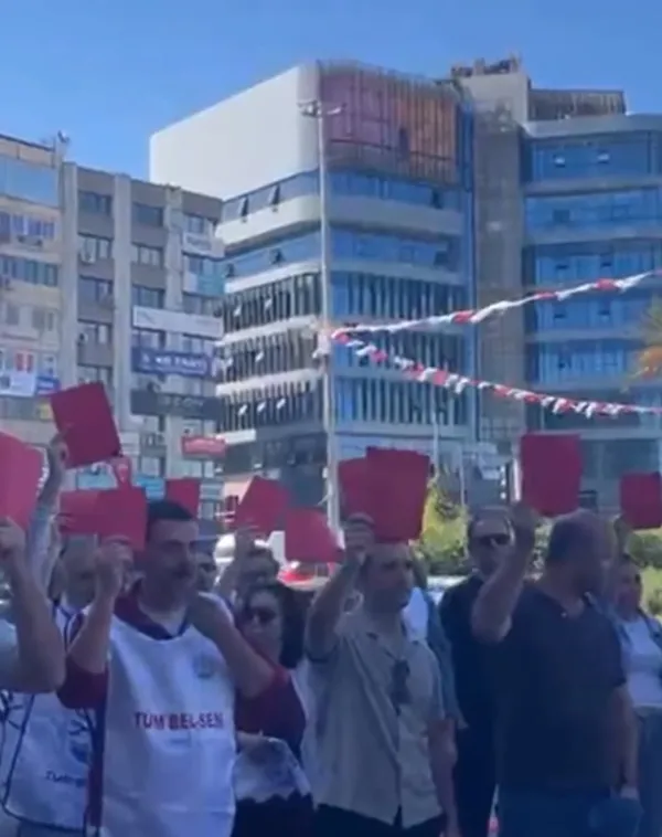 konak-belediyesinde-memurlardan-baskan-mutluya-kirmizi-kart-1790273564180.jpg