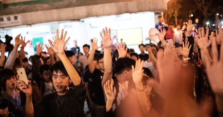 Hong Kong seçimlerinin ilk sonuçlarına göre demokrasi yanlıları önde gidiyor