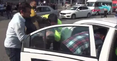 Motosiklete el koymak isteyen polislere saldırdılar