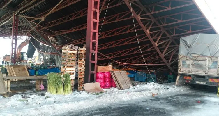Konya Akşehir’de kapalı pazar yeri çöktü.