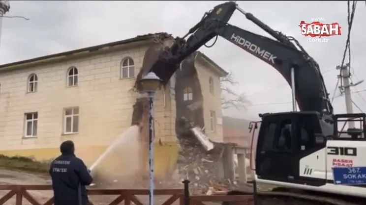Acil yıkım kararı verilen binalar yıkılıyor | Video