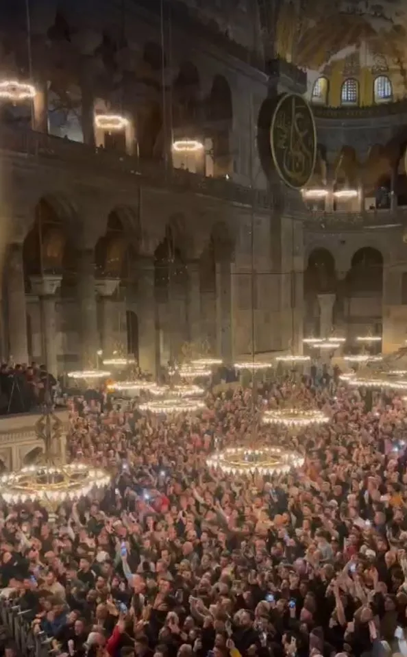 ayasofya-camiinde-aksam-namazi-baskan-erdogan-fethin-sembolunde-eda-etti-1684009148681.jpg