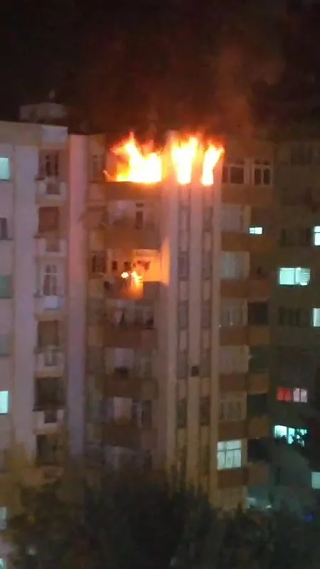 adanada-korkutan-yangin-ev-kullanilamaz-hale-geldi-1737488365021.jpeg