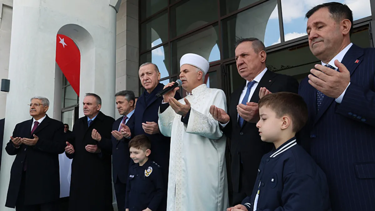 Son dakika | Başkan Erdoğan: Birileri bizleri ruh köklerimizden koparmak istese de değerlerimize sahip çıkacağız