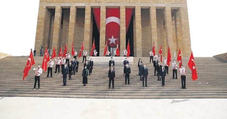Anıtkabir’de sosyal mesafeli tören