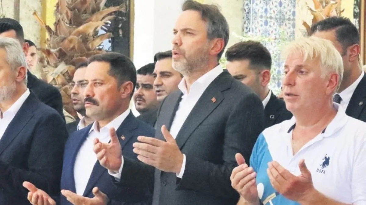 Bakan Bayraktar teyzesini son yolculuğuna uğurladı