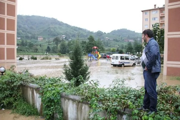 Rize'yi yağmur vurdu