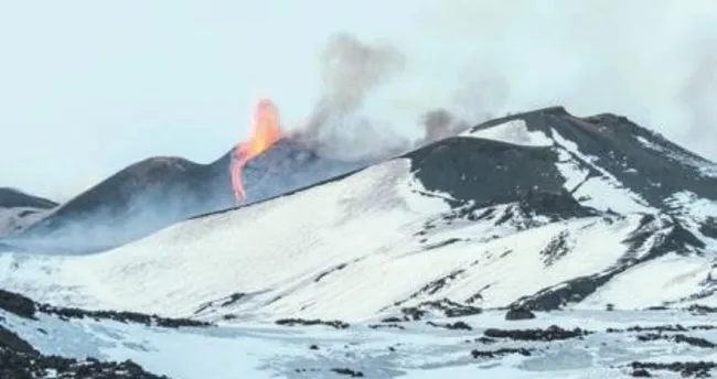 Etna faaliyete geçti 10 turist yaralandı