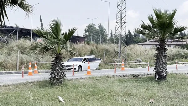 osmaniyede-cezaevi-onunde-dehset-sacti-kursun-yagmuruna-tutup-otomobille-kaza-yapti-arac-gasp-edip-kacti-1781182733980.jpeg