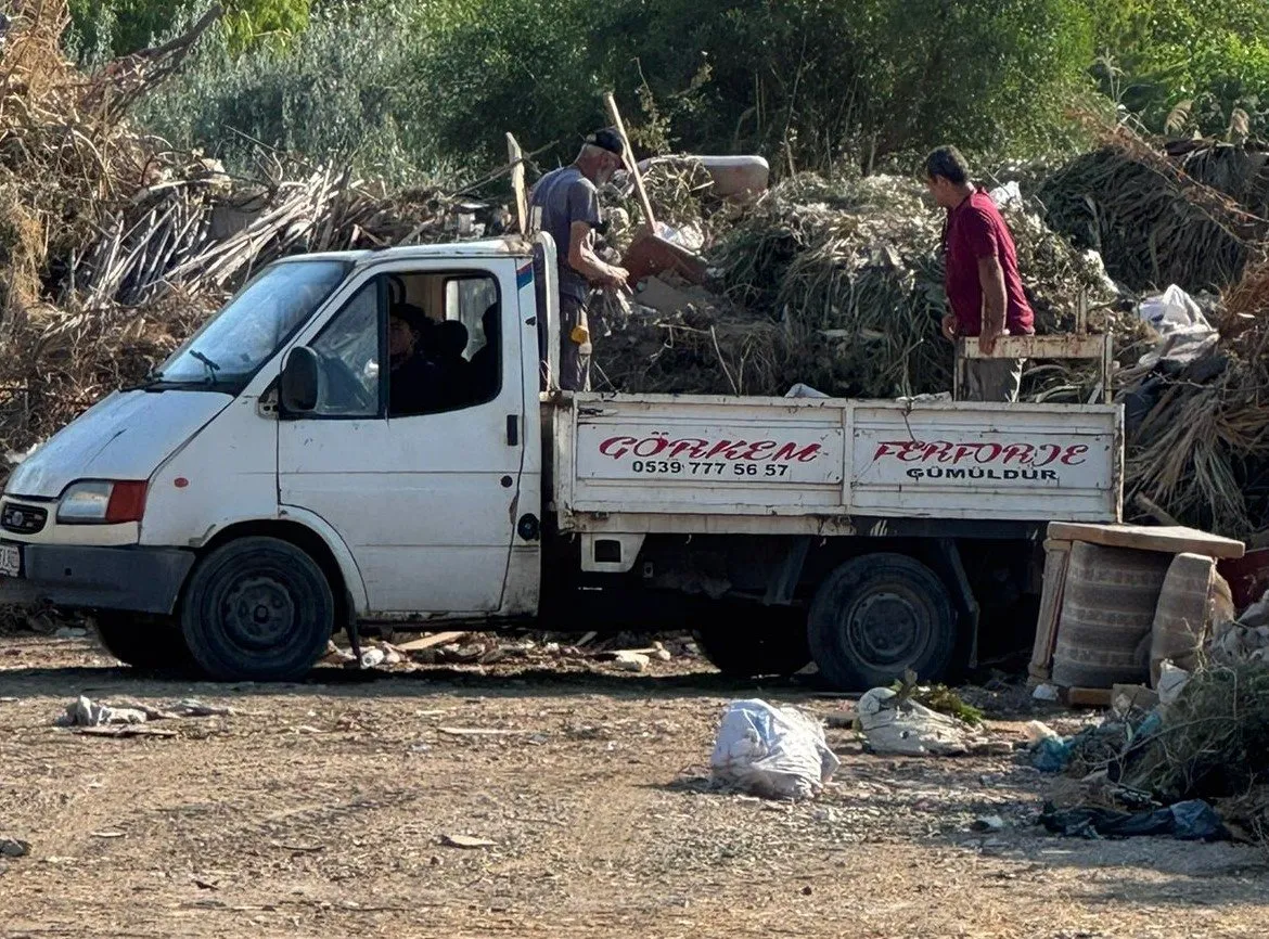 İzmir’in gözde tatil yeri Gümüldür’de denize 150 metre uzaklıktaki çöplük tepki çekiyor