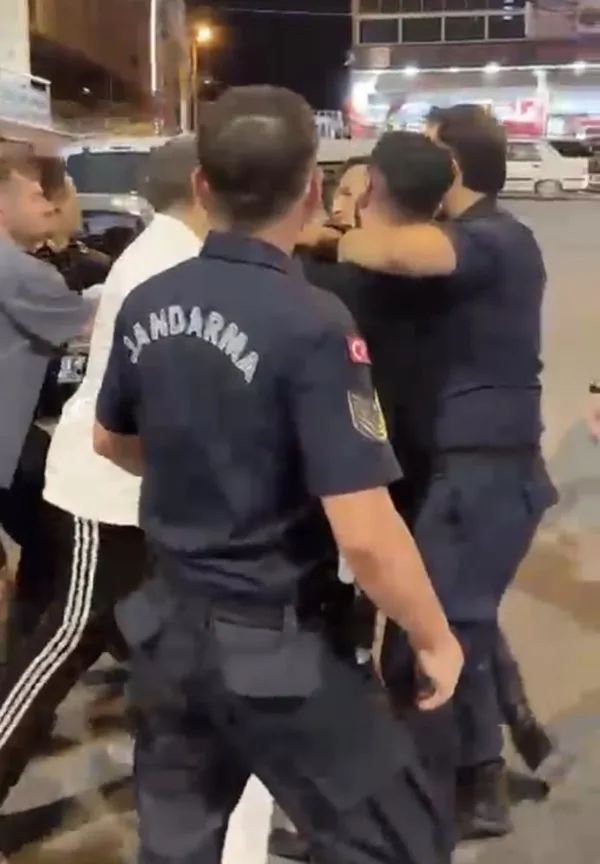 izmirde-jandarma-ekiplerine-saldirip-tehdit-ettiler-seni-sivilde-vururum-8-kisi-gozaltina-alindi-1754420974116.jpg