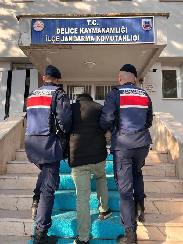 jandarmadan-uc-ilcede-operasyon-uc-tutuklama-1740587702197.jpg