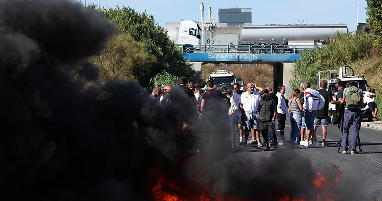 Fransa’da yakıt krizi sokakları karıştırdı: Balıkçılar Sete Limanı’nı abluka altına aldı