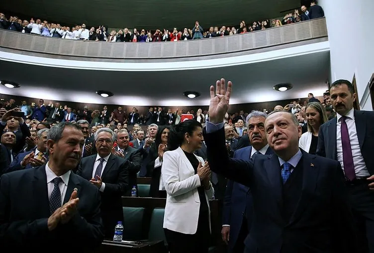 Cumhurbaşkanı Erdoğan’ın katıldığı Ak Parti grup toplantısından yansıyan kareler