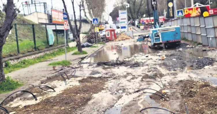 Kanal çalışması yapan İSKİ yolu çökertti