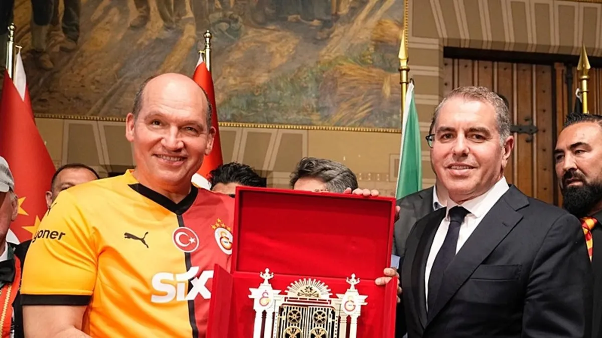 Galatasaray'ın forması 406 yıllık Manneken Pis heykeline giydirildi