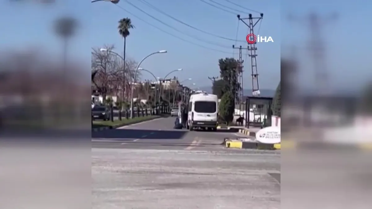 Yere yatırdığı minibüs şoförünü defalarca yumrukladı | Video videosunu izle Yere yatırdığı minibüs şoförünü defalarca yumrukladı | Video videosunu izle