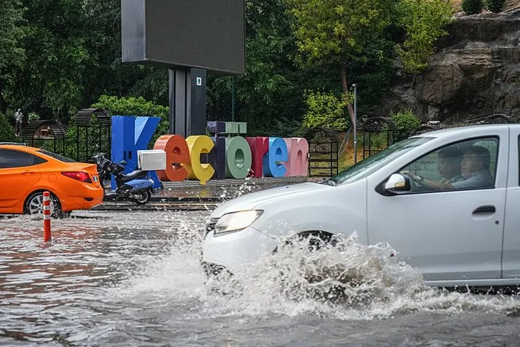 Ankara’da sağanak yağış hayatı felç etti! Yollar göle döndü, araçlar selde sürüklendi