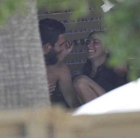 Arda Turan ve sevgilisinin aşk tatili
