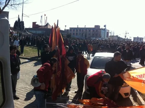 Florya'da binlerce G.Saraylı beklemede