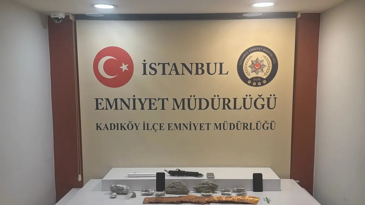 Kadıköy'de polis operasyonunda ele geçirilen uyuşturucu maddeler.