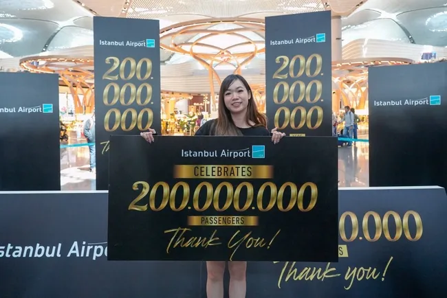iga-istanbul-havalimani-200-milyonuncu-yolcusunu-agirladi-1683110526166.jpeg