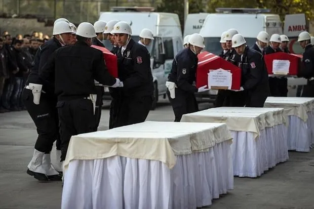 Diyarbakır’daki saldırıda şehit olan polisler için tören