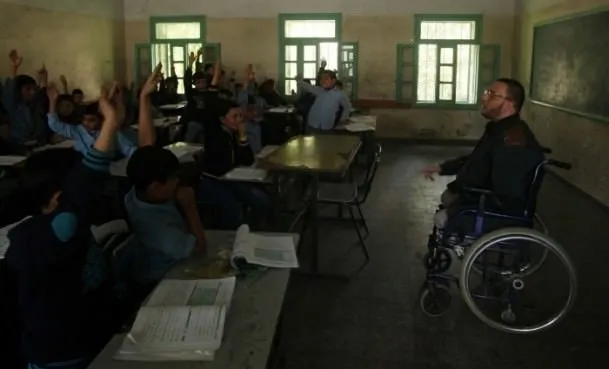 Tekerlekli sandalyesinde öğretmenlik yapıyor