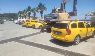 CHP’li başkan kepçeyle taksi durağını yıkmak istedi