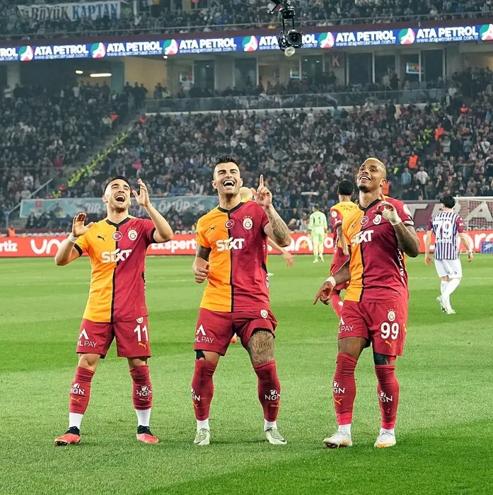 Trabzonspor - Galatasaray maçında tartışılan pozisyon! Oyuncular penaltı bekledi...