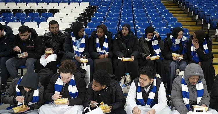 Premier Lig tarihinde bir ilk! Chelsea, stadında iftar verdi...
