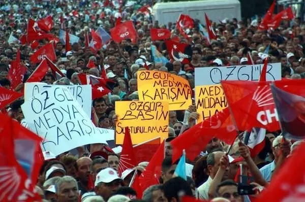 Birbirine zıt 4 partiden ortak pankart