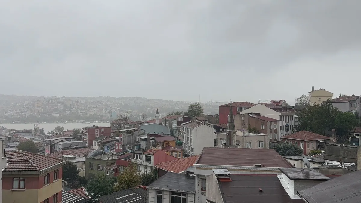 İstanbul’da kara bulutlar gündüzü kararttı! O anlar kameralara böyle yansıdı