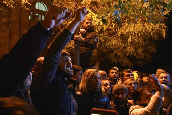 Son dakika haberi: Ermenistan'da hükümet kontrolü kaybetti! Protestolarda Meclis Başkanını bu hale getirdiler...