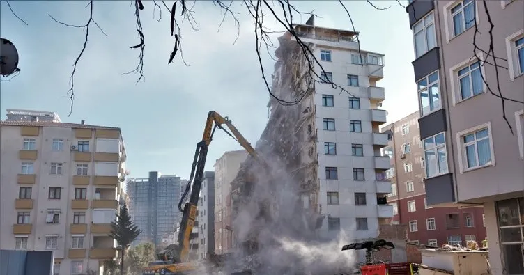 Kartal’da çökme riskli olan Nuri Bey apartmanı tahliye ediliyor