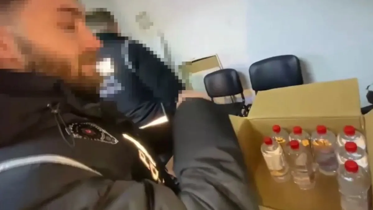 Su Bayisi’nde sahte içki satışına operasyon… Şişe şişe ele geçirdiler Su Bayisi’nde sahte içki satışına operasyon… Şişe şişe ele geçirdiler