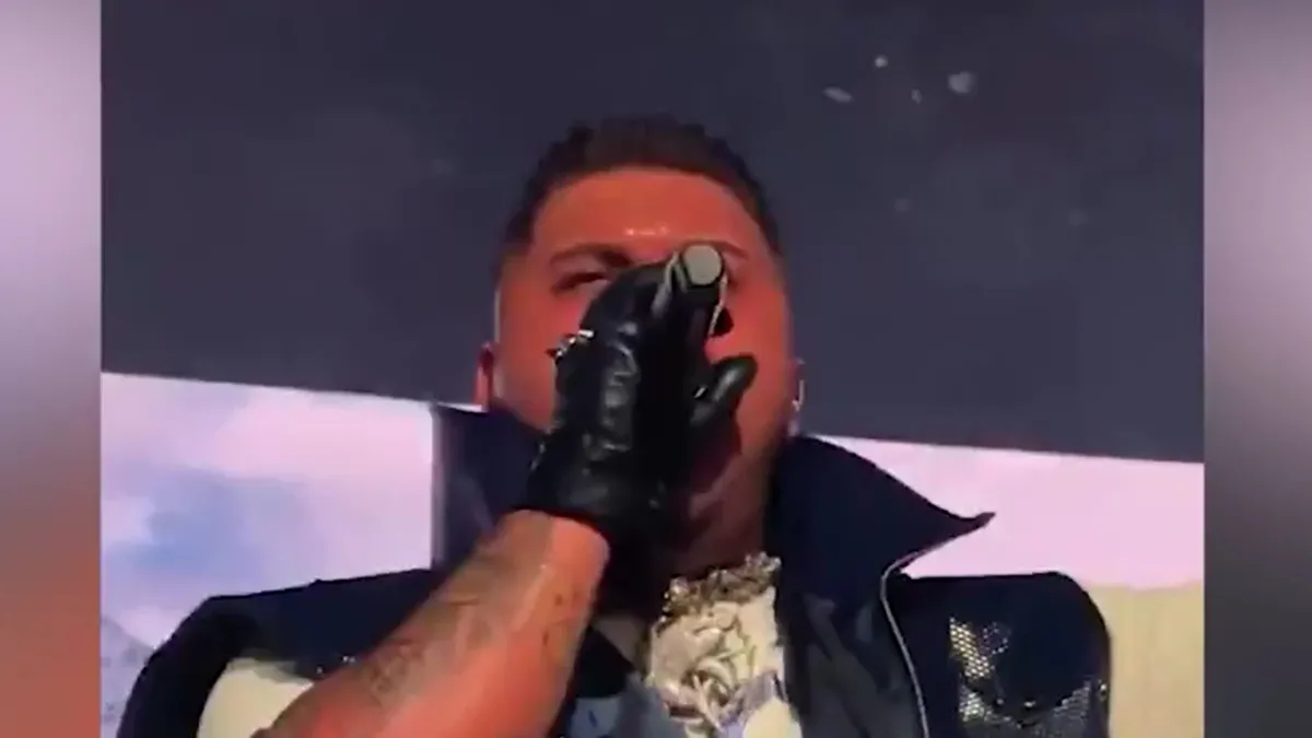 Lvbel C5’ten “Zıplamayan Tayyipçi” sloganlarına destek! Tepkiler çığ gibi: Erdoğan’ı desteklemek için bir sebep daha… Lvbel C5’ten “Zıplamayan Tayyipçi” sloganlarına destek! Tepkiler çığ gibi: Erdoğan’ı desteklemek için bir sebep daha…