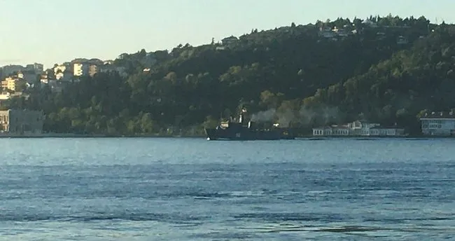 2 rus askeri gemisi pes pese istanbul