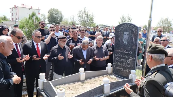 15-temmuz-demokrasi-ve-milli-birlik-gunu-programi-kapsaminda-sehitlik-ziyaret-edildi-1784122618221.jpg